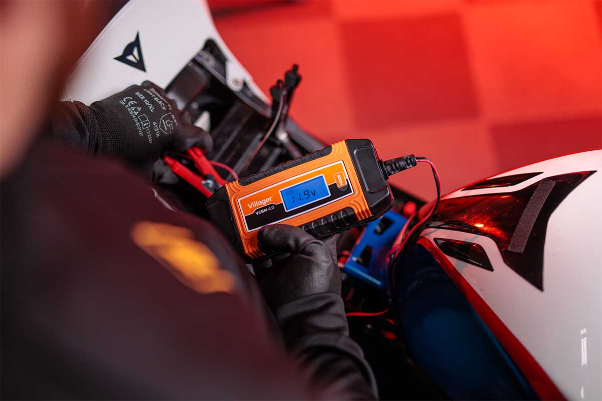 Villager VCBM 4.0 – Intelligentes Batterieladegerät für 6V & 12V (14–140 Ah) - VI-071737