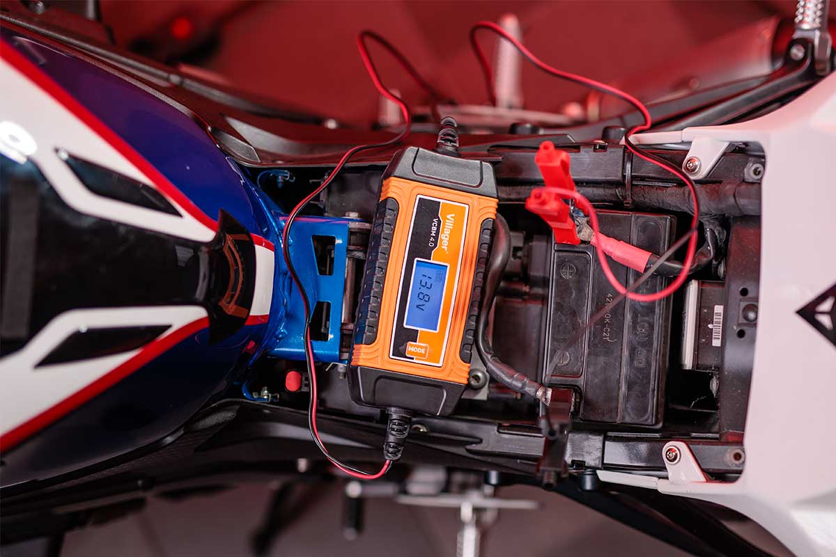 Villager VCBM 4.0 – Intelligentes Batterieladegerät für 6V & 12V (14–140 Ah) - VI-071737