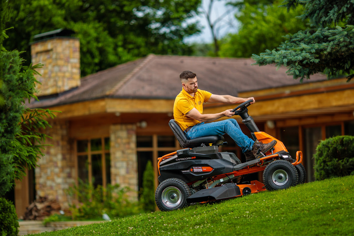Villager CAPRICORN 38 – Elektro-Aufsitzmäher / Rasentraktor mit 48 V Akku, 980 mm Schnittbreite & Brushless-Antrieb - VI-077890