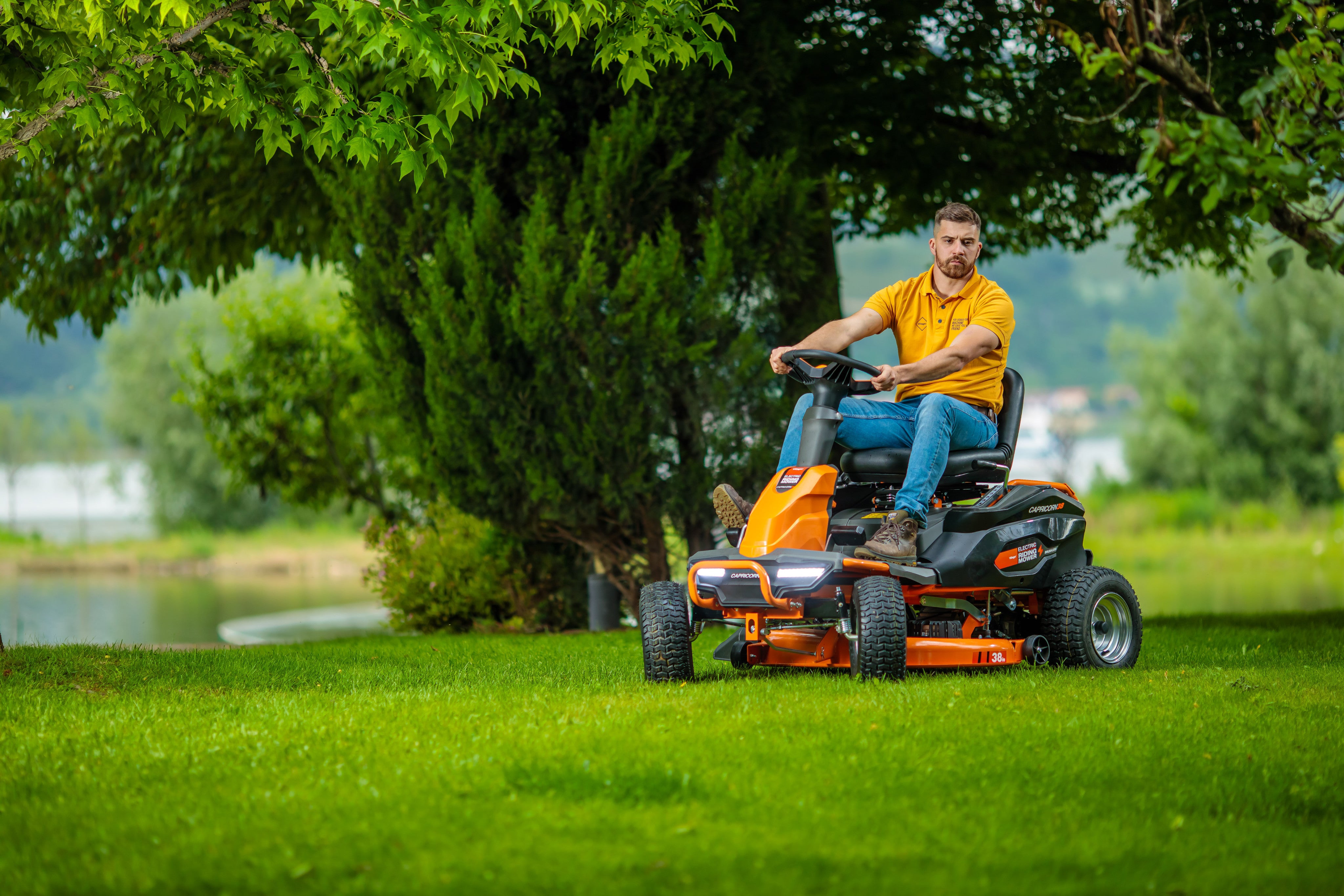Villager CAPRICORN 38 – Elektro-Aufsitzmäher / Rasentraktor mit 48 V Akku, 980 mm Schnittbreite & Brushless-Antrieb - VI-077890