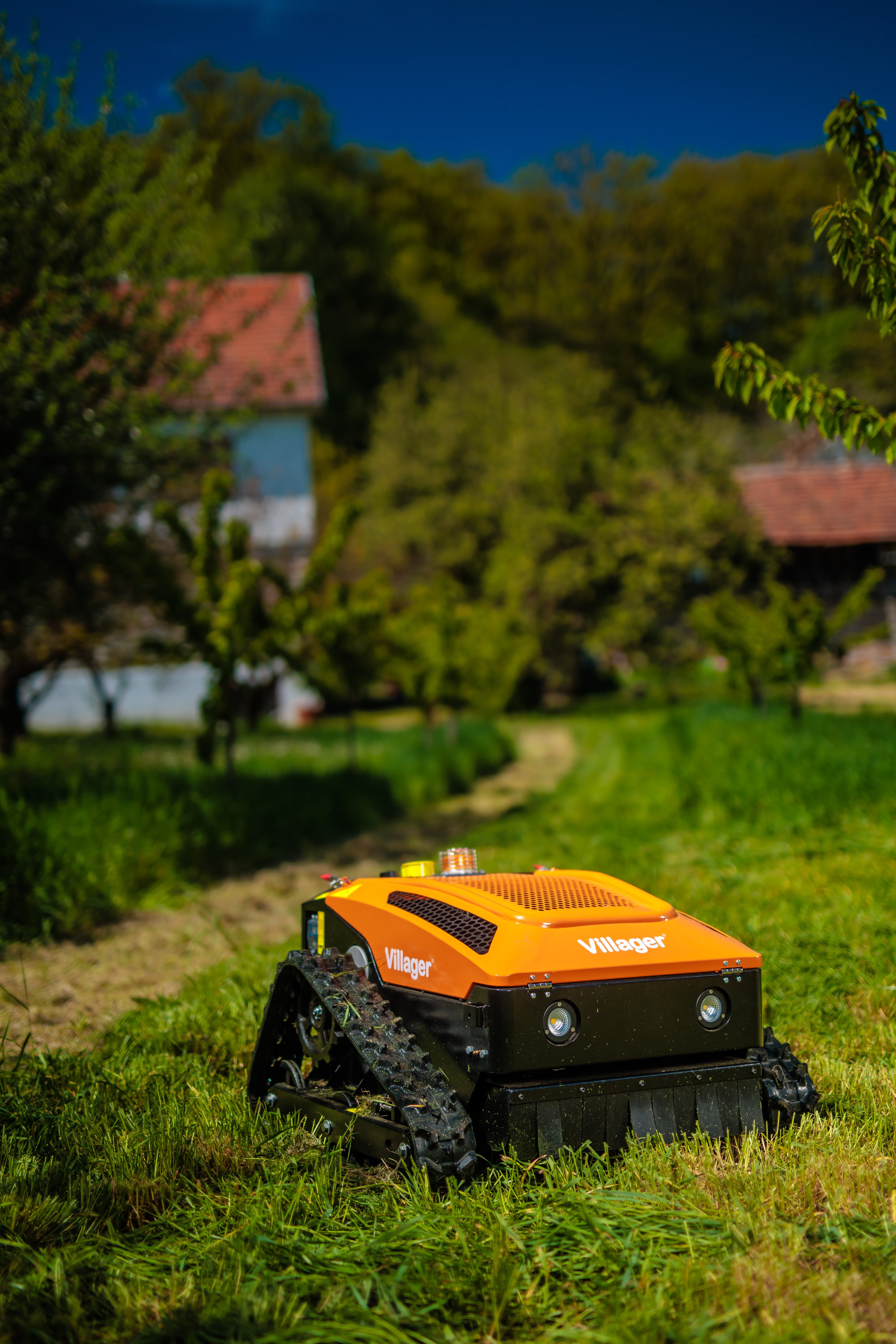 Villager RC 53 Ferngesteuerte Mähraupe, E-Start Funk-Raupenmäher – ferngesteuerter Hybrid-Mäher für Hänge und Problemflächen ca. 3000m2 - VI-089542