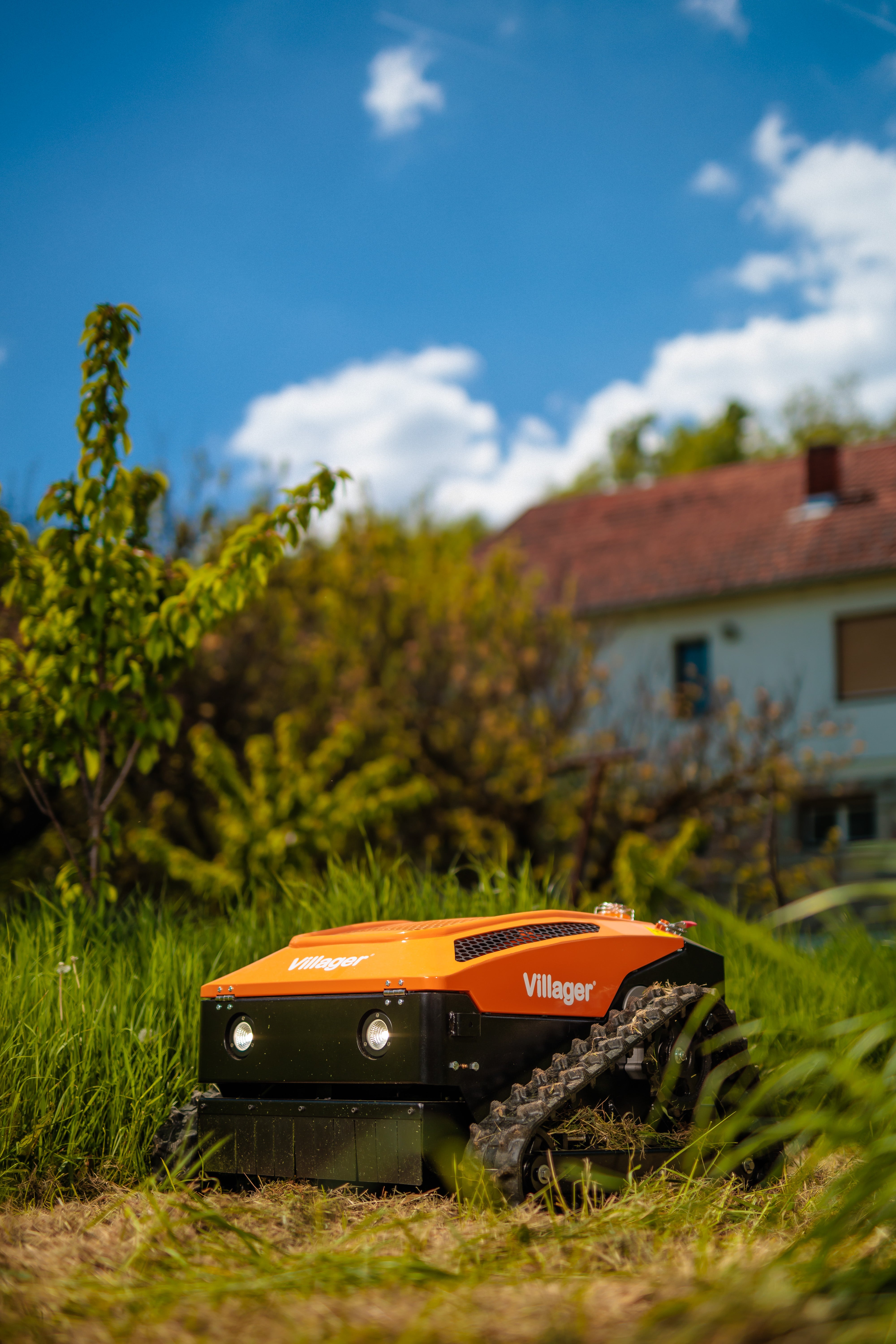 Villager RC 53 Ferngesteuerte Mähraupe, E-Start Funk-Raupenmäher – ferngesteuerter Hybrid-Mäher für Hänge und Problemflächen ca. 3000m2 - VI-089542