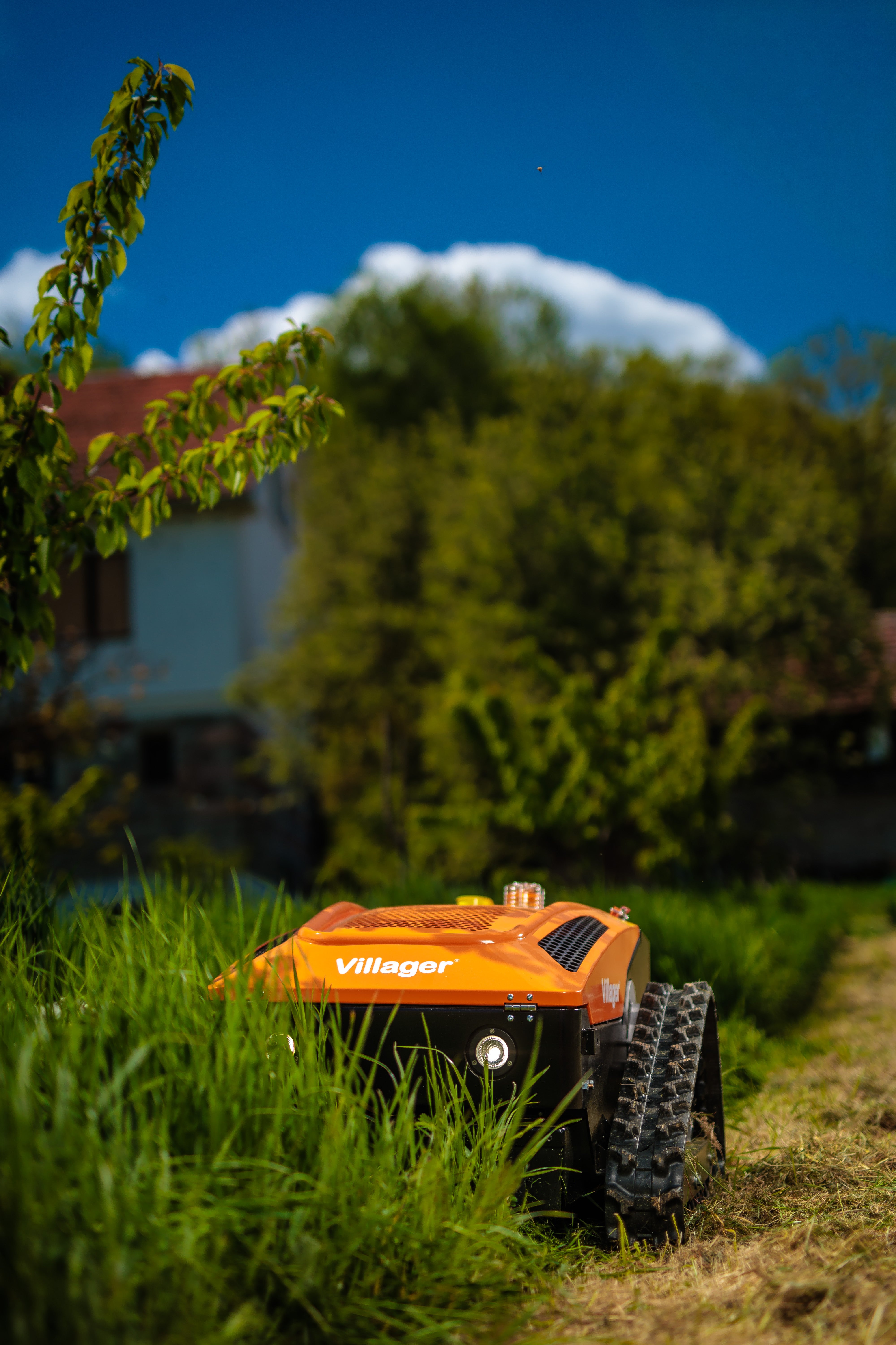 Villager RC 53 Ferngesteuerte Mähraupe, E-Start Funk-Raupenmäher – ferngesteuerter Hybrid-Mäher für Hänge und Problemflächen ca. 3000m2 - VI-089542