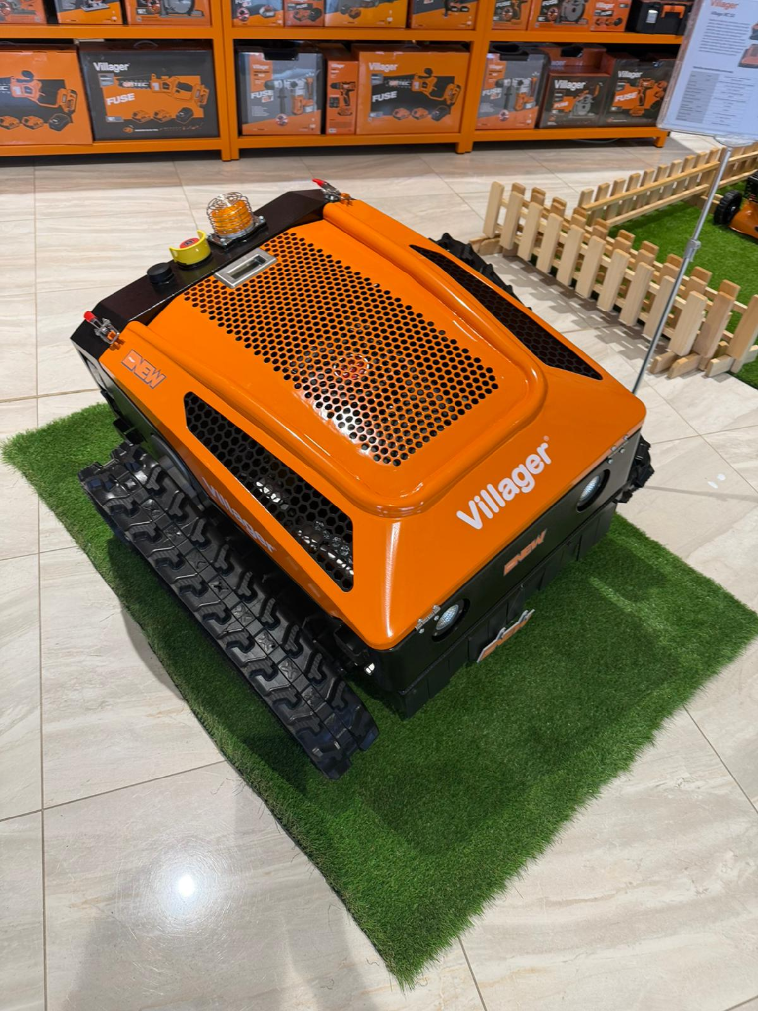 Villager RC 53 Ferngesteuerte Mähraupe, E-Start Funk-Raupenmäher – ferngesteuerter Hybrid-Mäher für Hänge und Problemflächen ca. 3000m2 - VI-089542