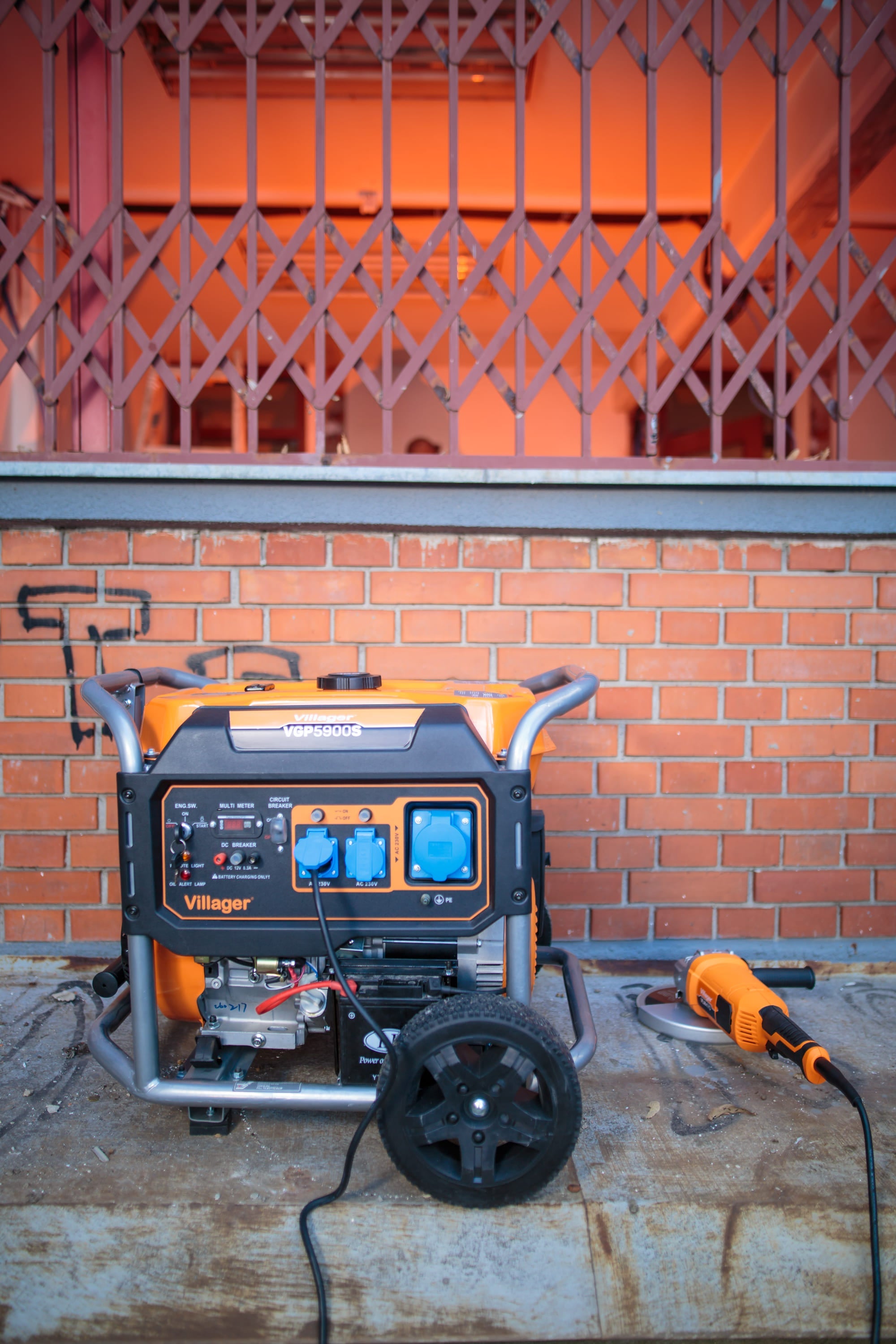 VGP 5900 S – Stromgenerator 5,4 kW mit Elektrostart, AVR & 25 l Tank - VI-055117