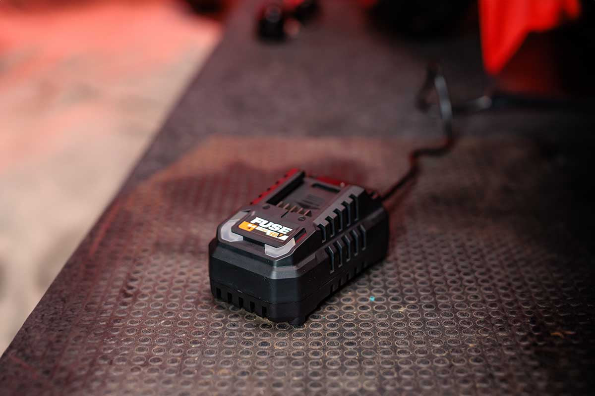 FUSE 18V Ladegerät – 2.4 A Standard (Einzelgerät) - VI-56373