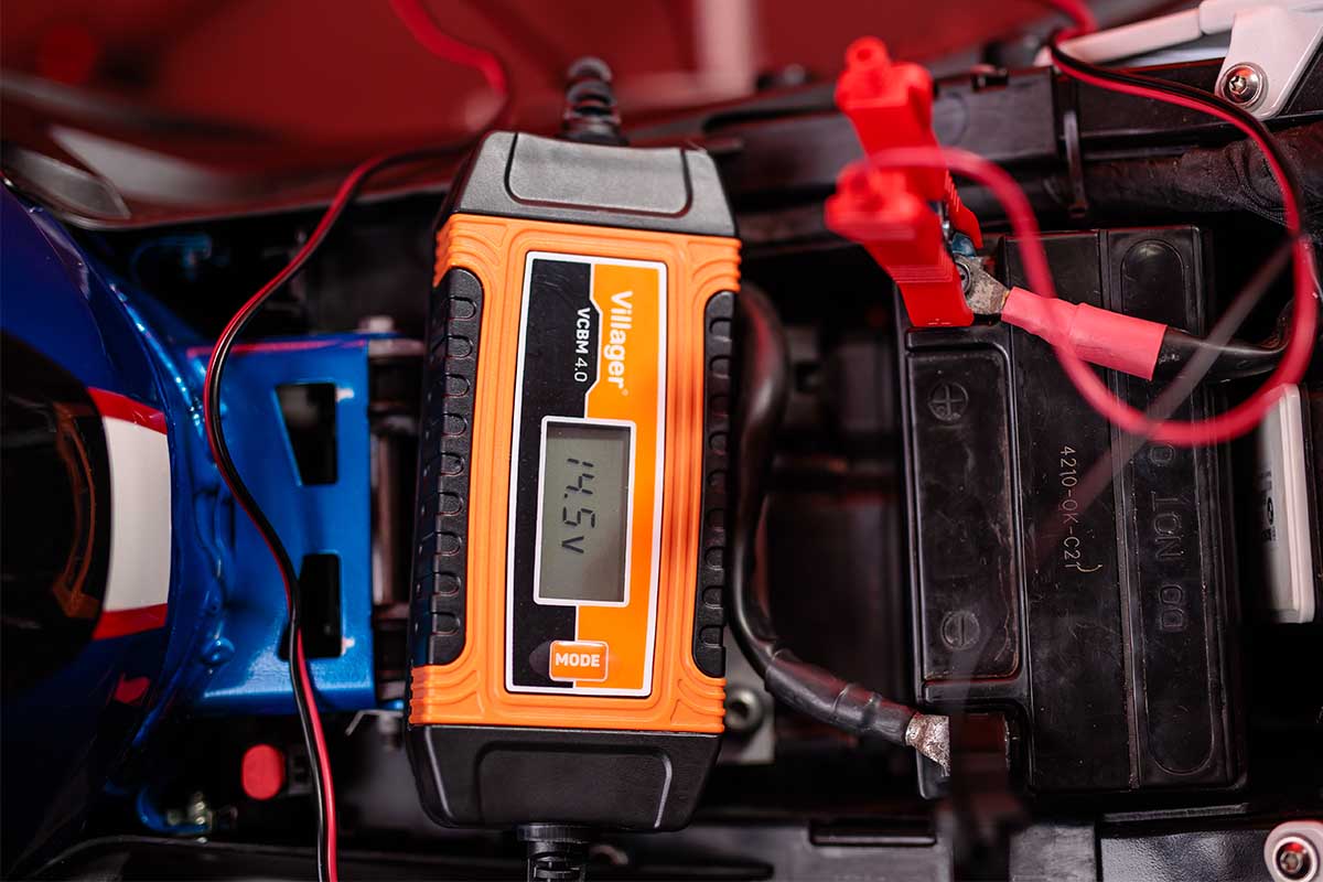 Villager VCBM 4.0 – Intelligentes Batterieladegerät für 6V & 12V (14–140 Ah) - VI-071737