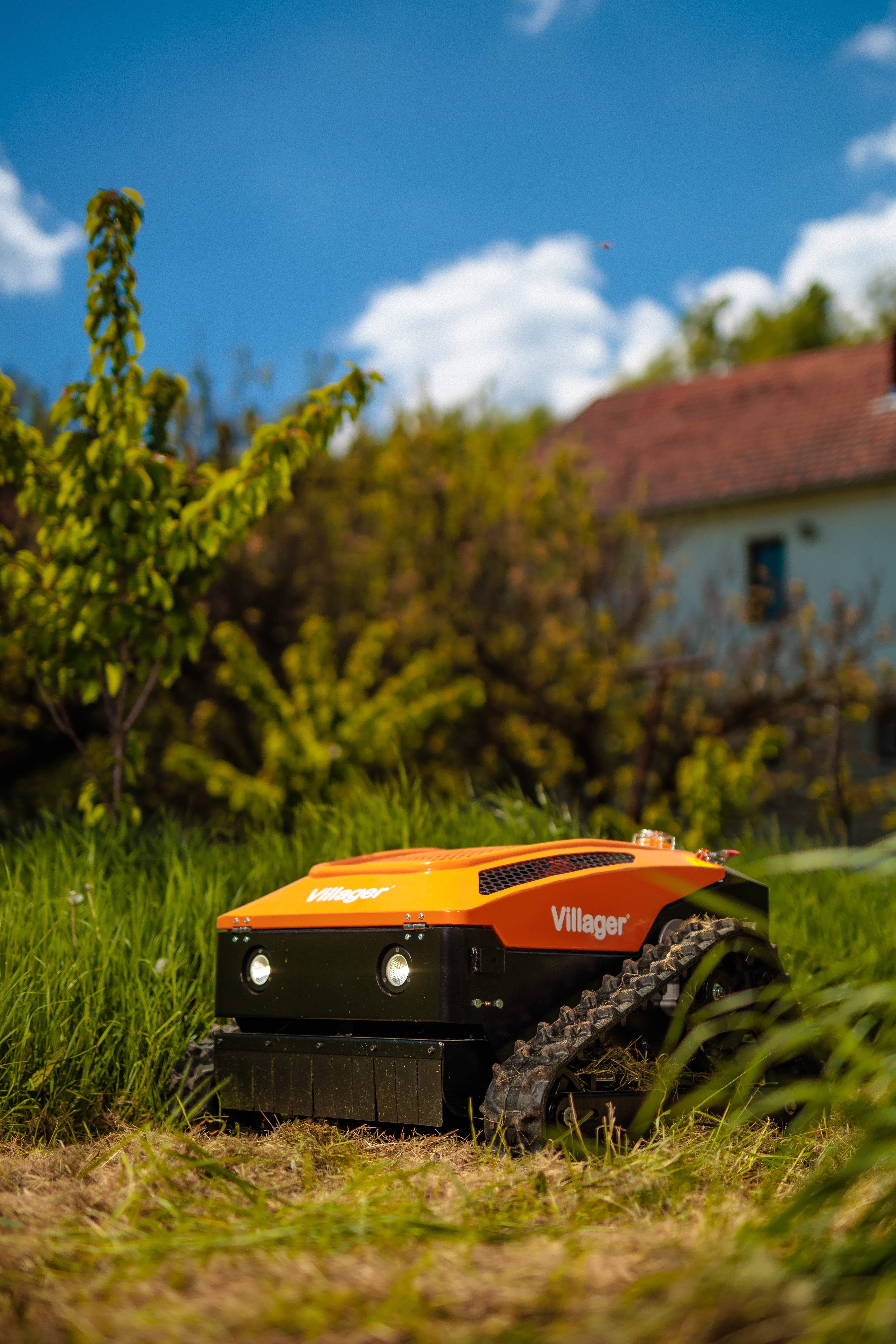 Villager RC 53 Ferngesteuerte Mähraupe, E-Start Funk-Raupenmäher – ferngesteuerter Hybrid-Mäher für Hänge und Problemflächen ca. 3000m2 - VI-089542